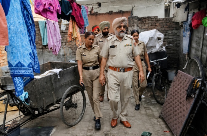 जालंधर के गढ़ा इलाके में तलाशी के लिए घर में दाखिल होती पुलिस टीम।