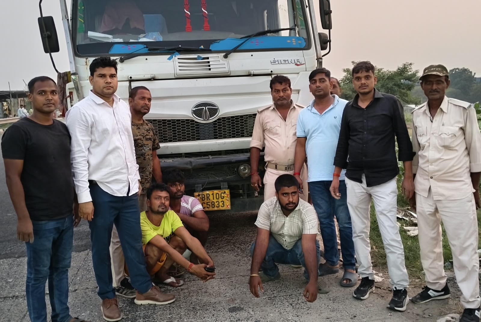 गिरफ्तार कारोबारी एवं उत्पाद विभाग की टीम