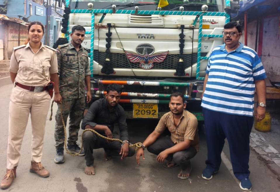 गिरफ्तार आरोपी एवं उत्पाद अधीक्षक
