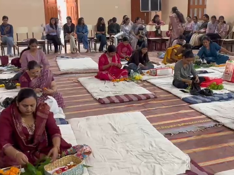 अग्रसेन जयंती महोत्सव के अंतर्गत हुई बंदनवार प्रतियोगिता में बंदनवार बनाती महिलाएं।