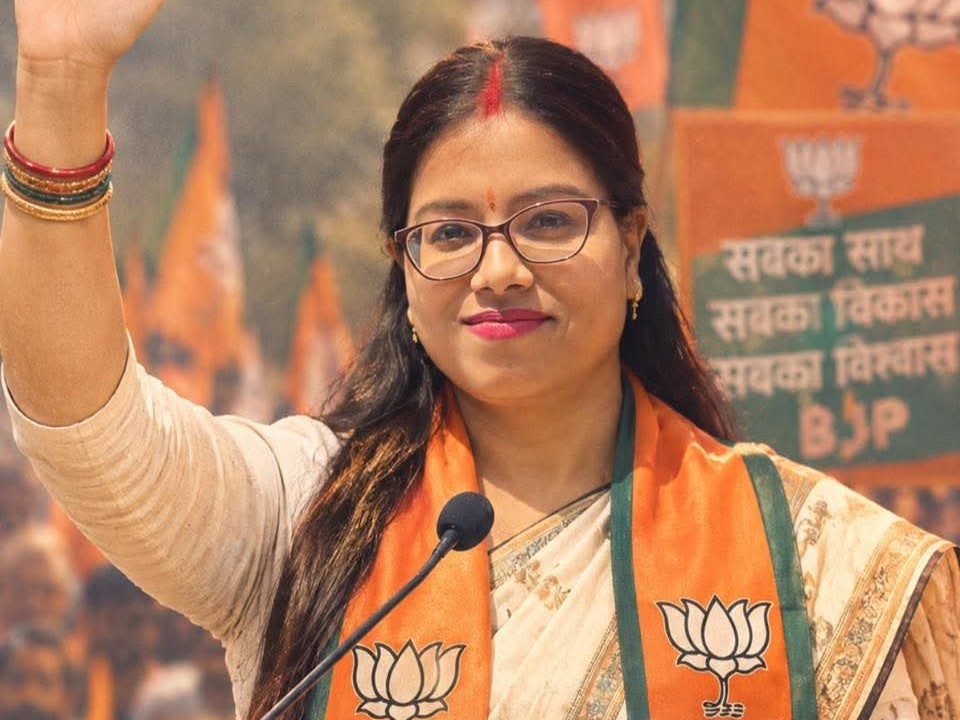 भाजपा का गमछा डाले पूजा सिंह कुशराम।