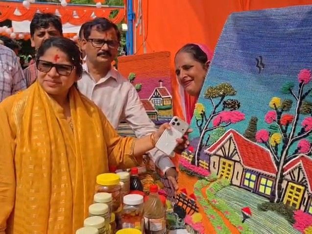 गोंडा के सरस मेले में महिलाओं ने तीन दिन में बेचे 4 लाख के उत्पाद।