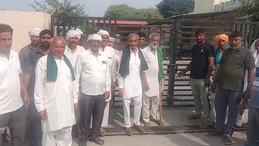 इसरना में मार्केट कमेटी कार्यालय पर ताला लगाते किसान।