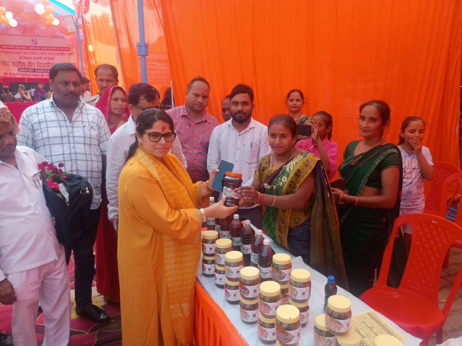 गोंडा में 34 स्टॉलों पर खूब बिके अचार और मल्टीग्रेन आटा।
