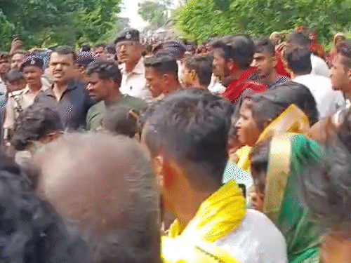 घटना के बाद मौके पर स्थानीय लोगों की भीड़ जुट गई।