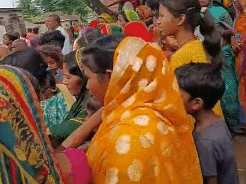 स्थानीय लोगों ने आरोपी को पीट-पीटकर मार डाला है।