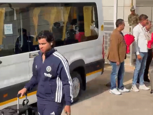 टीम इंडिया के खिलाड़ियों के साथ वैभव सूर्यवंशी भी पहुंचे इंदौर।