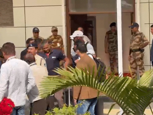 टीमों को लेकर मौके पर बड़ी संख्या में पुलिस बल तैनात किया गया।