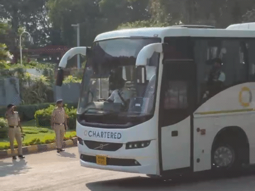 खिलाड़ियों को चार्टर्ड बस से होटल ले जाया गया।