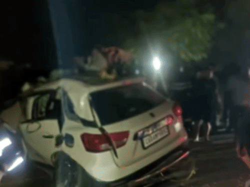 हादसे के बाद मौके पर लोगों की भीड़ लग गई।