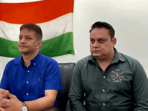 सृजल गुप्ता और रोहित गुप्ता जानकारी देते हुए।