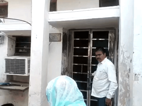 सोनीपत में मकान का टूटा हुआ ताला दिखाते हुए विक्रम सिंह बंटी। - Dainik Bhaskar