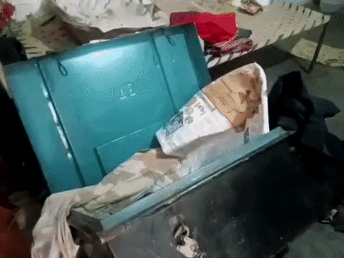 चोरी के बाद घर में टूटे ताले और बिखरा सामान।