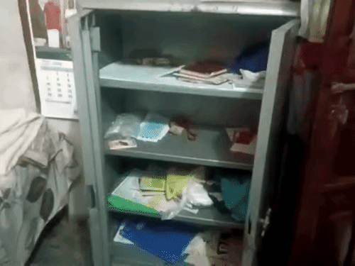 शिकायतकर्ता के अनुसार, घर में रखे सामान की जांच करने पर अलमारियों से सोने के जेवरात और नकदी गायब मिली।