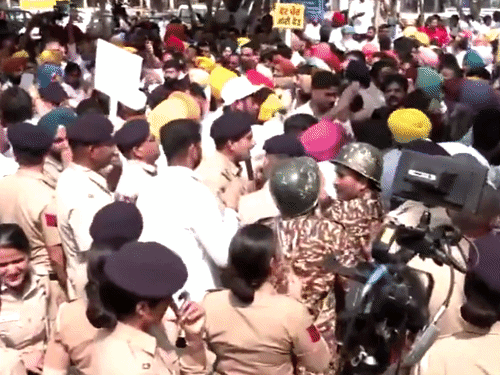 AAP नेताओं को पुलिस के बीच जमकर धक्कामुक्की हुई।