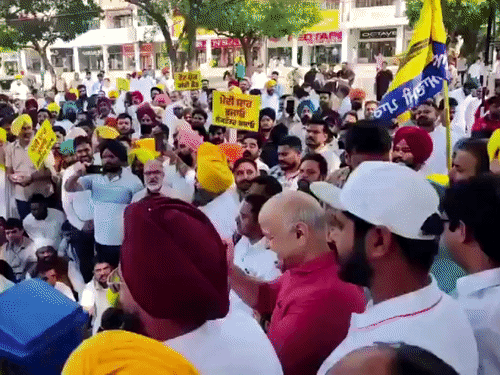 चड़ीगढ में SIR के विरोध में राज्य चुनाव आयोग के कार्यालय के बाहर प्रदर्शन के लिए जुटे AAP नेता।