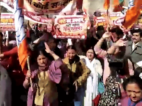 शिमला में कांग्रेस दफ्तर के बाहर प्रदर्शन करते हुए भाजपा महिला मोर्चा।