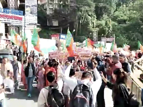 शिमला में कांग्रेस कार्यालय की ओर बढ़ती भाजपा महिला मोर्चा की कार्यकर्ता।