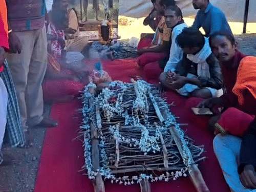 बेल के कांटों का खास झूला भी इस परंपरा का अहम हिस्सा है।