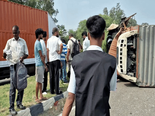 हादसे के बाद मौके पर लोगों की भीड़ जुट गई।
