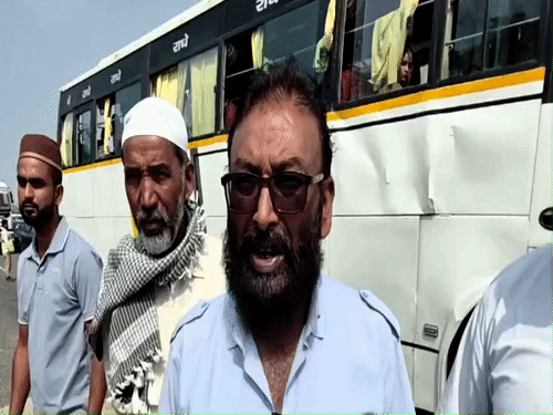 हादसे के बारे में जानकारी देता बस चालक रईस अहमद