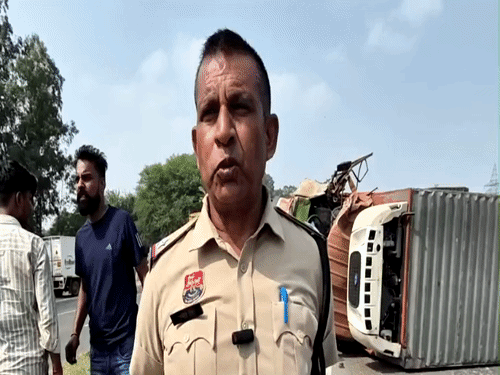 हादसे की जानकारी देते हुए पुलिस PCR अधिकारी।