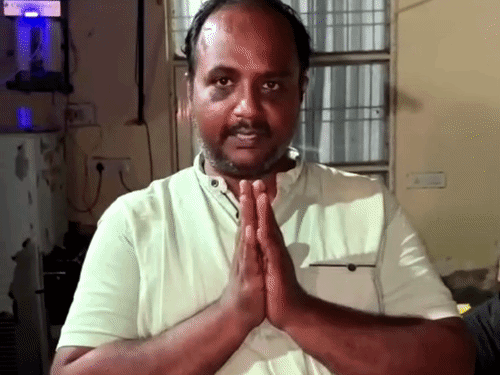 गाय का मालिक सुमित अपनी गलती स्वीकार करते हुए माफी मांगता हुआ।