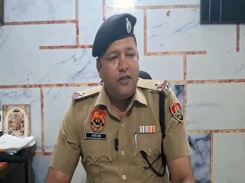 चौकी नंबर-2 के इंचार्ज ASI अरुण कुमार गाय के साथ क्रूरता के मामले में जानकारी देते हुए।
