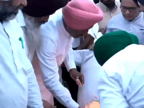 मुख्य चुनाव आयुक्त ज्ञानेश कुमार का पुतला फूंकते हुए कांग्रेसी। - Dainik Bhaskar