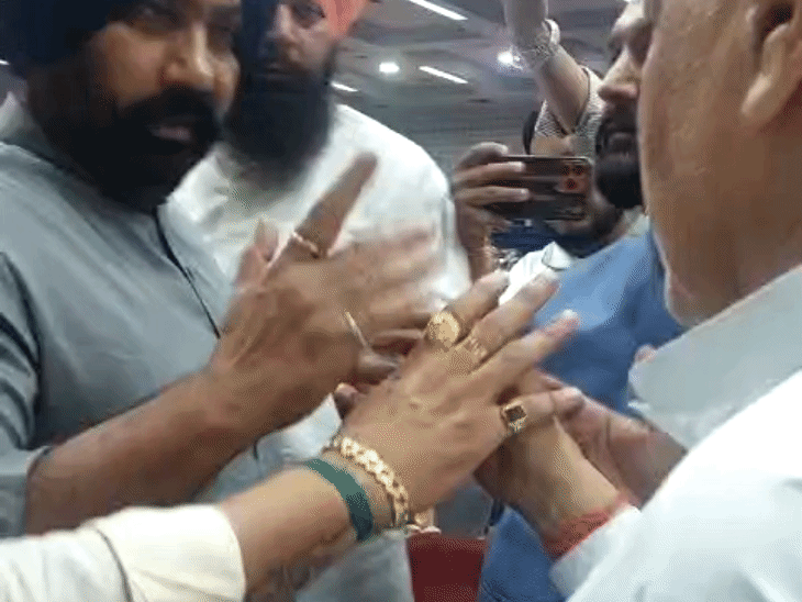 नकली नोट लेकर पहुंचने पर निगम हाउस में बहसबाजी होते हुए।