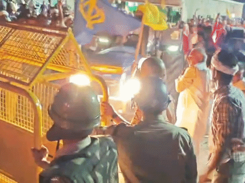 टोल नाके के पास लगाए गए बैरिकेड्स को किसानों ने ट्रैक्टर से तोड़ दिया।