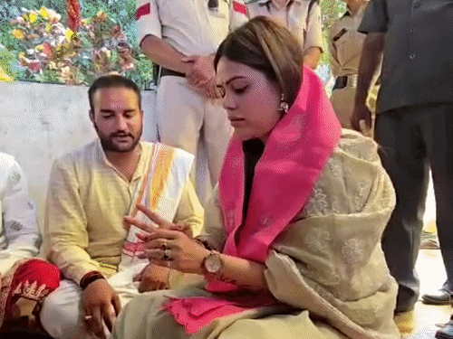 नाजिया ने पूरे विधि विधान से पितरों का तर्पण किया है।