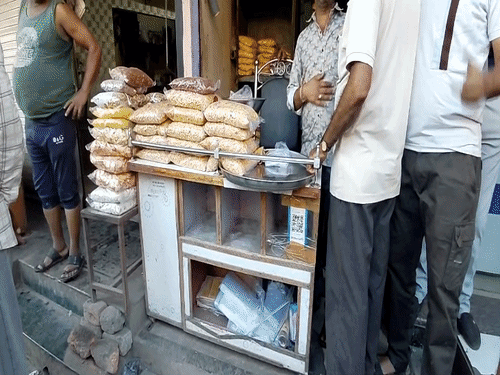 विवाद के बीच खाद्य विभाग की टीम मौके पर पहुंची।