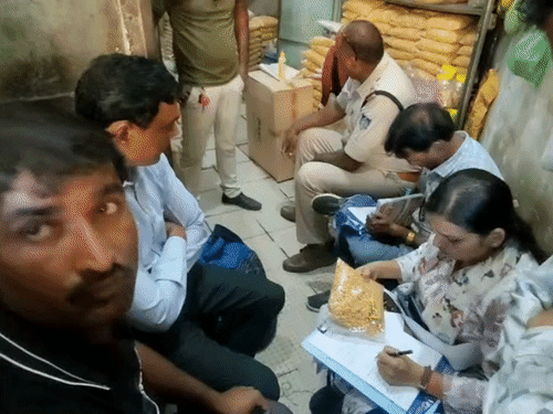 बवाल के बाद खाद्य विभाग की टीम ने सैंपल लिए।