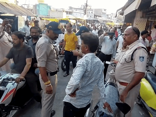 बच्चे की मौत के बाद लोगों ने प्रदर्शन किया।