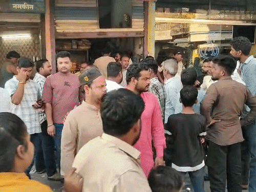 भीड़ ने दुकान में तोड़फोड़ की।