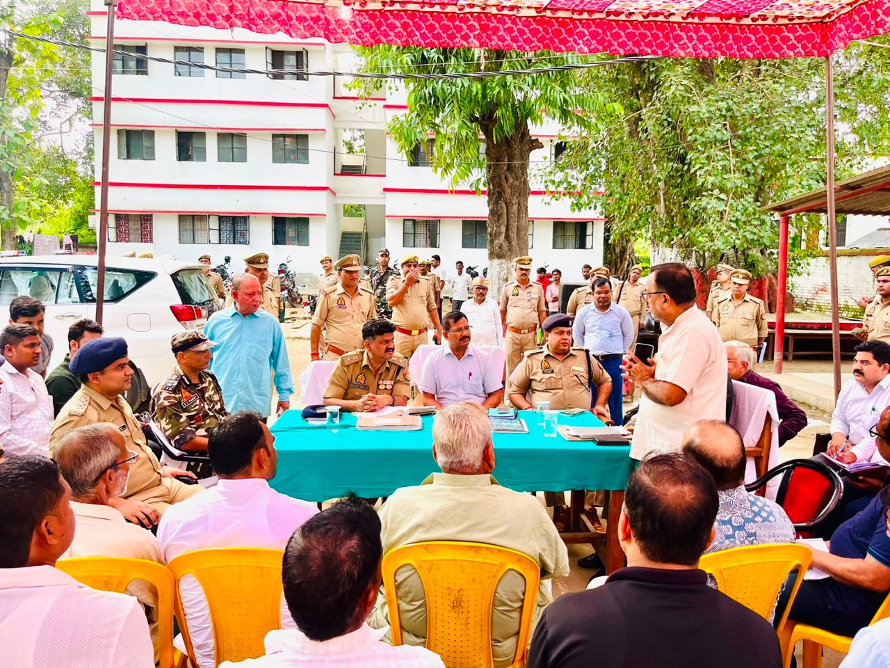 अधिकारियों ने त्योहारों में भाईचारा व शांति बनाए रखने की अपील की।