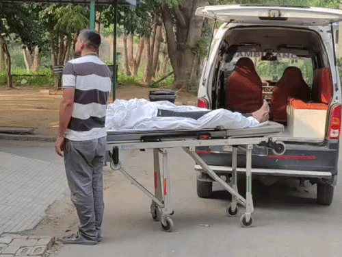 फरीदाबाद के होटल में फंदे से लटका मिला युवती का शव, प्रेमी रात से लापता