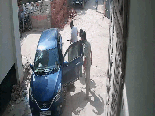 बदमाशों ने कार से लड़कियों को बाहर खींचने का प्रयास किया।