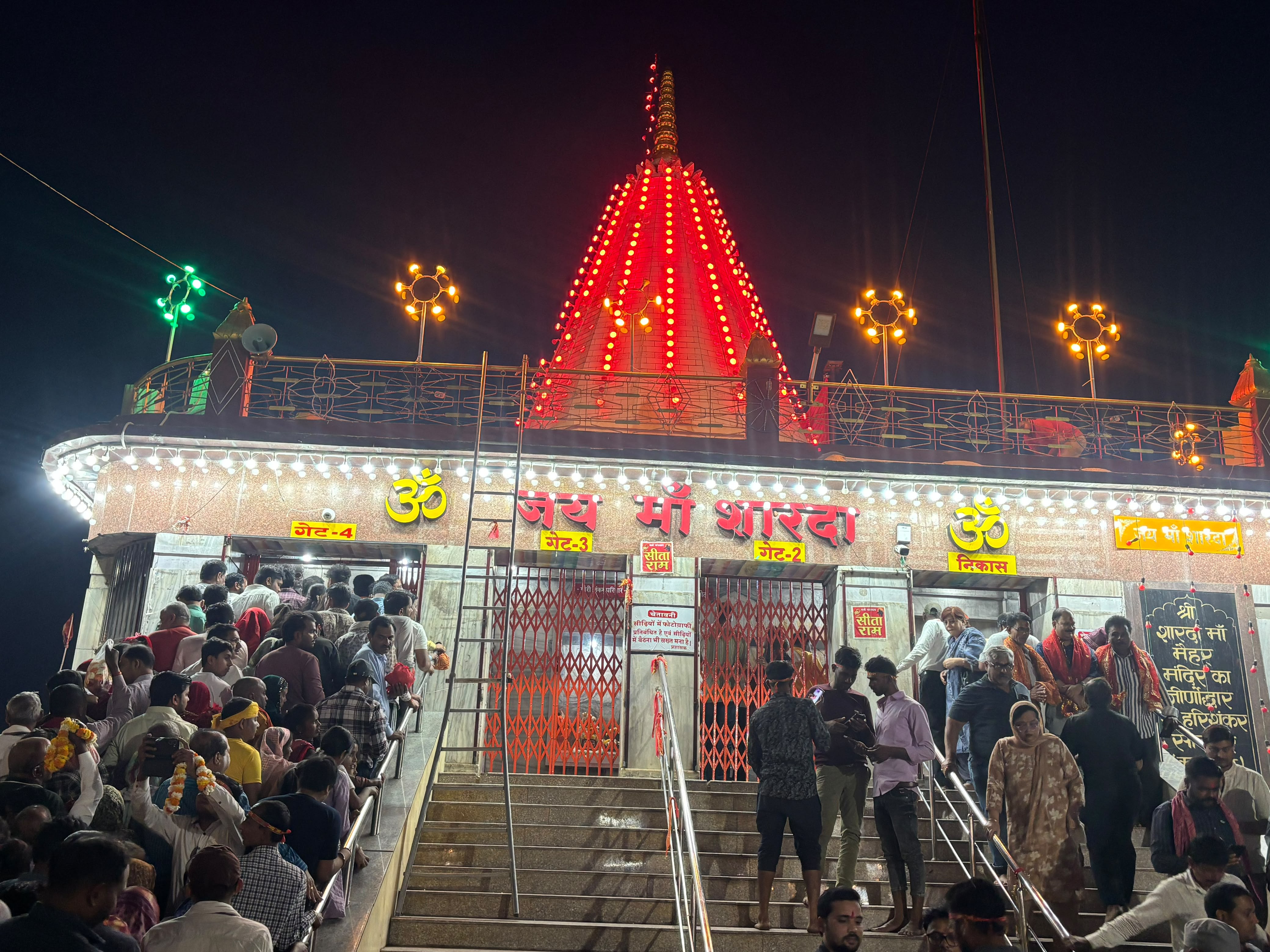 नवरात्र के लिए तैयार मंदिर।