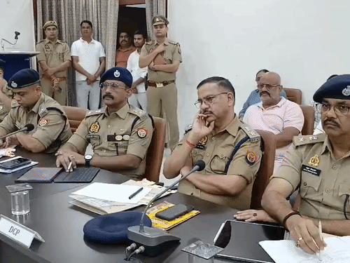नवरात्रि पर्व की तैयारियों को लेकर मौजूद पुलिस अधिकारी