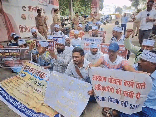 68,500 सहायक शिक्षक भर्ती के अभ्यर्थियों ने प्रदर्शन किया