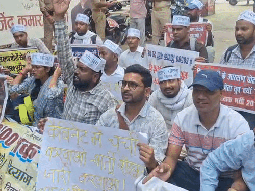 मत्स्य मंत्री संजय निषाद के आवास का घेराव किया।