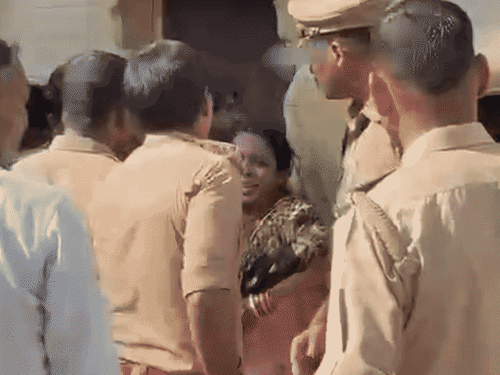 जिला अस्पताल में पत्नी पति का चेहरा देखने की जिद करने लगी। पहले पुलिसकर्मियों ने मना किया, लेकिन बाद में चेहरा दिखा दिया।