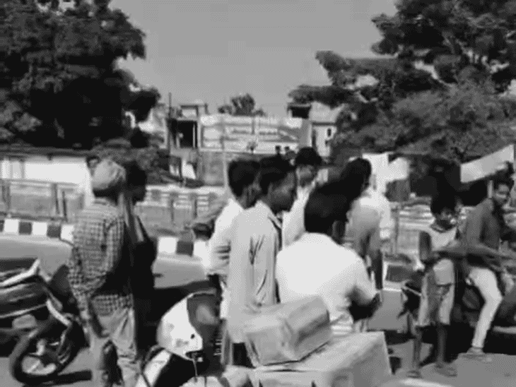 इसी स्कूटी से युवक दुकान जा रहा था। सड़क पर खून के छींटे दिख रहे हैं।