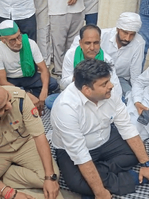 अधिकारियों ने उन्हें समझाने का प्रयास किया, लेकिन किसान वार्ता होने तक वहीं बैठने की बात कह रहे हैं।