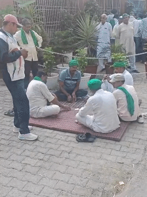 धरने पर बैठे किसान कलेक्ट्रेट परिसर में ताश खेलते नजर आए।