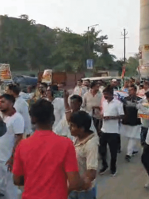 कानपुर के गोविंद नगर में प्रदर्शन के दौरान कांग्रेस ने निकाला मार्च।