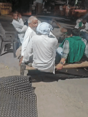 किसानों और डीएम के बीच बातचीत जारी है।