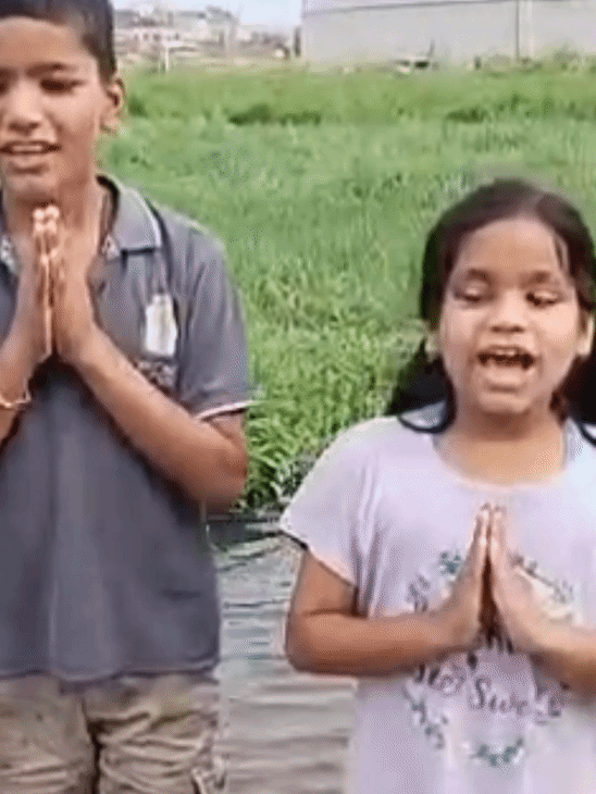 बच्चों ने हाथ जोड़कर डीएम से रोड बनवाने की रिक्वेस्ट की।